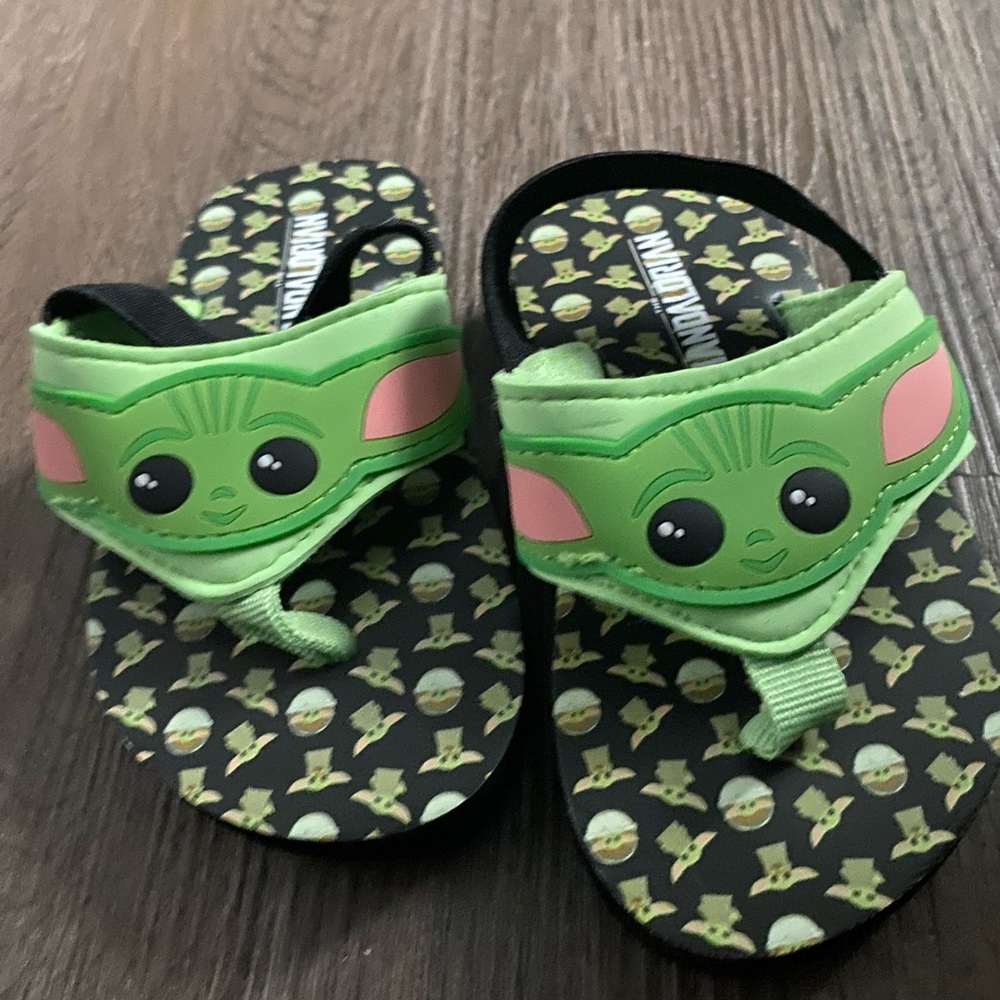 Toddler size 3 grogu mandalorian flip flops
